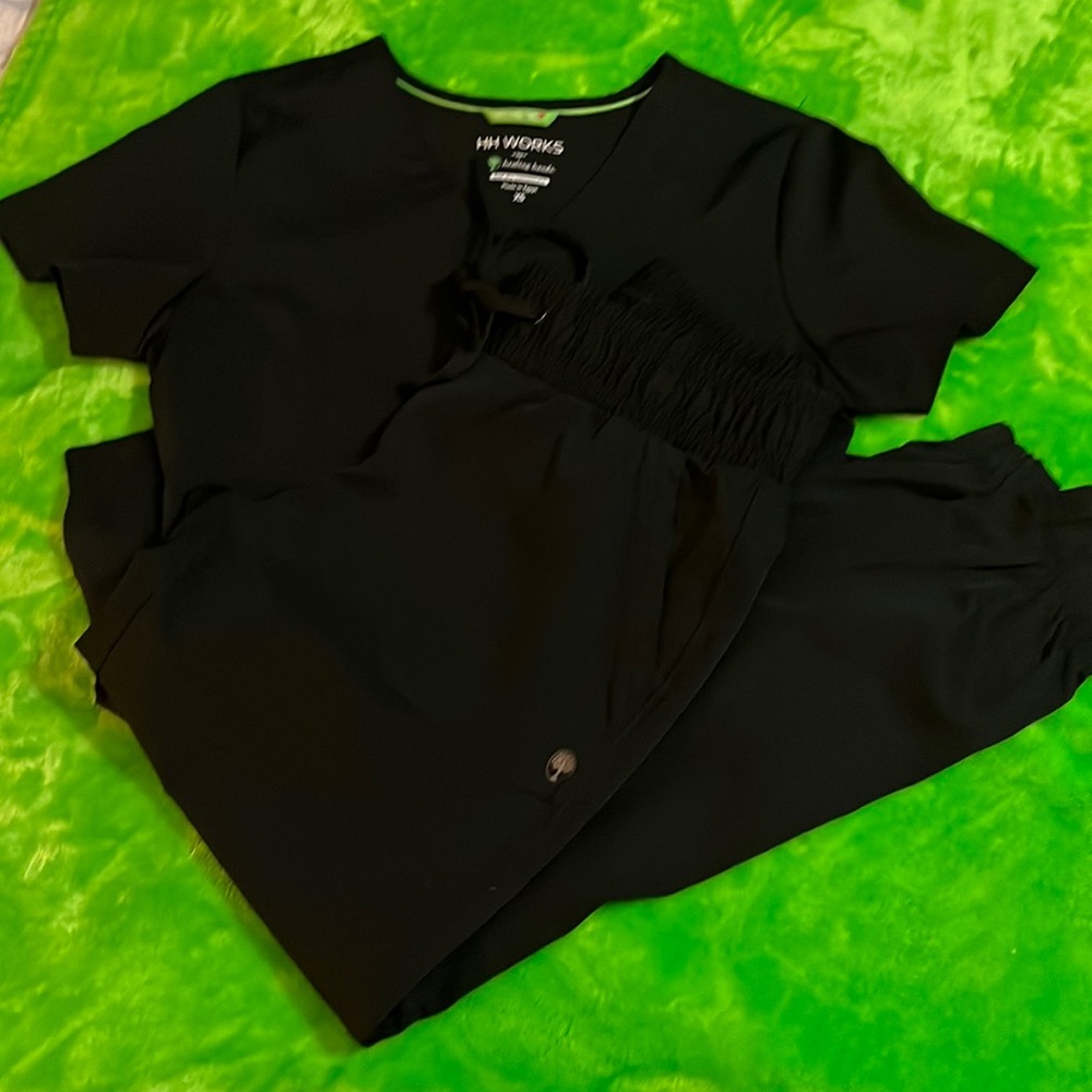HH WORKS by HEALING HANDS BLACK MATCHING SET W/ Joggers both top and bottom XS